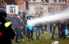 هولندا.. إصابات بمواجهات عنيفة بين الشرطة والمحتجين على قيود كورونا
