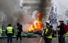 بازگشت جلیقه زردها؛ پاریس در دود و آتش/ حمله پلیس به عترضان و آتش سوزی در مرکز شهر