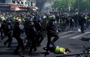فرنسا..اشتباكات بين الشرطة و حركة السترات الصفراء في باريس

