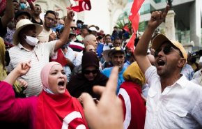 تونس تواجه أزمة اقتصادية خانقة وحالة إنعدام الاستقرار 