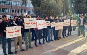  أردنيون يطالبون بإطلاق محتجين على اتفاق 