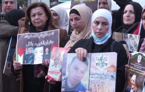 بالفيديو.. اعتصام ذوي الشهداء المحتجزة جثامينهم لدى الاحتلال 
