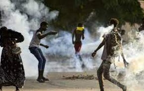الأمن السوداني يطلق قنابل غاز مسيل للدموع على المتظاهرین 