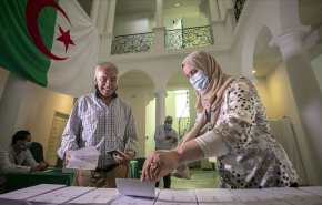 شاهد.. الجزائريون يصوتون في الانتخابات المحلية المبكرة

