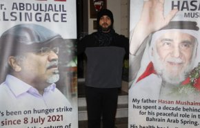 نجل ناشط بحريني يدخل اليوم الثالث من الإضراب أمام سفارة البحرين بلندن