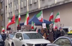تجمع تعدادی ضد انقلاب در مخالفت با رفع تحریم‌های ملت ایران در وین+ ویدیو