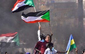 الأمن السوداني يطلق الغاز المسيل لتفريق المتظاهرين قرب القصر الرئاسي