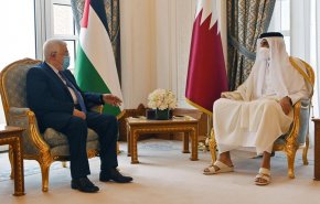 محمود عباس يلتقي أمير قطر في الدوحة