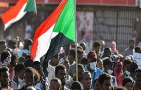 عشرات الآلاف في السودان يحتجون على حكم العسكري
