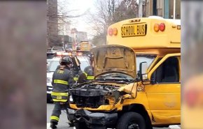 شاهد .. الشرطة الأمريكية تطارد شخصا سرق حافلة مدرسة وصدم نحو 12 سيارة في المكان 