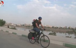 شاهد..أول شاب عراقي يزور إيران على دراجة هوائية