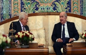 محمود عباس يصل الجزائر في زيارة رسمية 
