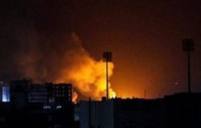 جنگنده‌های سعودی مخازن سوخت در پایتخت یمن را بمباران کردند
