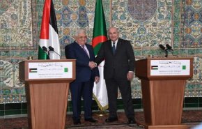 الرئيس الجزائري يتعهد بمنح السلطة الفلسطينة 100مليون دولار