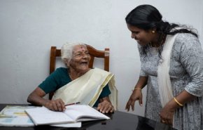 امرأة هندية تحقق حلمها بتعلم القراءة في عمر الـ104!

