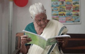 امرأة هندية تحقق حلمها بتعلم القراءة في عمر الـ104!