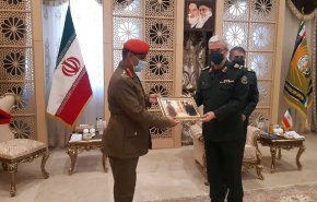 اللواء باقري يستقبل مساعد رئيس اركان القوات المسلحة العماني
