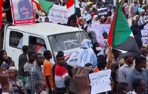 شاهد.. غضب الشارع السوداني ضد العسكر