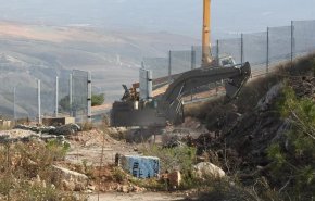 جرافة عسكرية صهيونية تتجاوز السياج التقني في جنوب لبنان