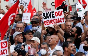 تونس... أحزاب معارضة تنظم إحتجاجاً على قرارات قيس سعيد