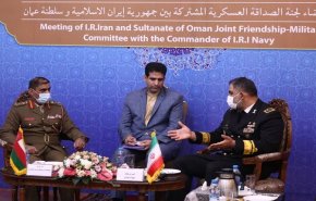 قائدا القوتين البحريتين الايرانية والعمانية يؤكدان على التعاون الثنائي