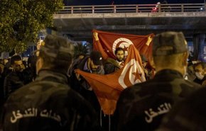 التونسيون يتمسكون بالاعتصام في شارع الحبيب بورقيبة رغم البرد