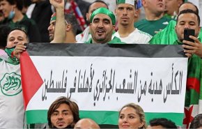 منتخب الجزائر ينتصر علی معسكر التطبيع ويرفع علم فلسطين