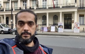 الناشط مشيمع ينهي إضرابه عن الطعام أمام سفارة البحرين في لندن