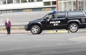 مسلح يحتجز رهينتين في فرنسا ويطلب لقاء وزير العدل  