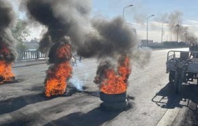 العراق..محتجون يقطعون شوارع في الناصرية على خلفية استقالة المحافظ+صور