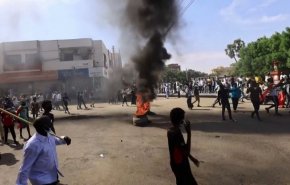 شاهد: الشارع السوداني يغلي محتجاً ضد الحكم العسكري