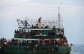 شاهد.. اندونيسيا تنقذ لاجئين الروهينغا في البحر 