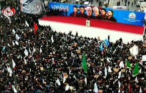 شاهد: حشود عراقية غفيرة تحيي ذكرى استشهاد قادة النصر