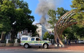 إندلاع حريق ضخم في برلمان جنوب أفريقيا!