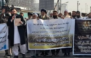 تجمع مقابل سفارت آمریکا در کابل در اعتراض به عدم به‌رسمیت شناختن طالبان