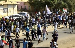 هزاران سودانی از فرمانده ارتش خواستند قدرت را به غیرنظامیان واگذار کند