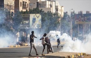 إصابات ومطاردات بين الأمن ومحتجين بمحيط قصر الرئاسة