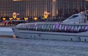 بالفيديو..سفينة تعبر نهرا جليديا في موسكو