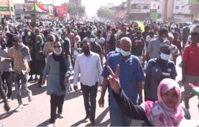 سودانی ها زیر باران گلوله نظامیان؛ انتقال مجروحان با موتور سیکلت + فیلم