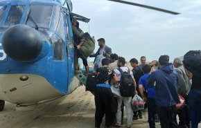 نجات مردم محاصره شده در سیل با کمک نیروی دریایی ارتش