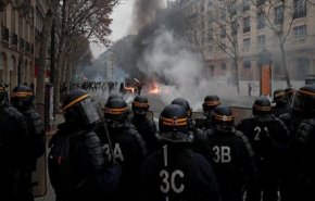 تظاهرات هزاران نفری علیه ماکرون در پاریس؛ پلیس در آماده باش کامل+فیلم