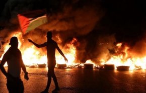 مقاومون فلسطينيون يمطرون حاجزا للاحتلال في جنين بالرصاص