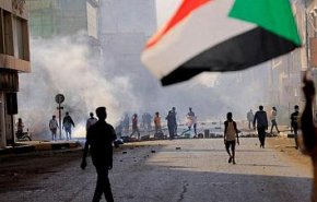 قوات الأمن السودانية تطلق الغاز المسيل للدموع على آلاف المتظاهرين في الخرطوم