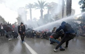 ردود داخلية غاضبة في تونس من قمع تظاهرات ذكرى الثورة