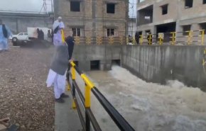 تدفق مياه سد كمال خان في قاع نهر هلمند بإيران + فيديو