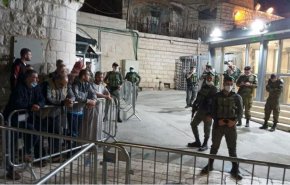 العشرات من جنود الاحتلال يقتحمون المسجد الإبراهيمي