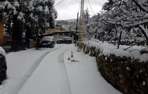 تواصل تساقط الثلوج في لبنان وانقطاع الطرق الجبلية