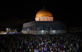 الفلسطينيون يؤدون صلاة الفجر في المسجد الاقصى المبارك