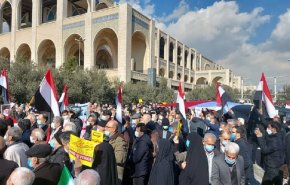 المشاركون في صلاة الجمعة بطهران يتضامنون مع الشعب اليمني+فيديو