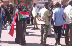 مواطنة سودانية تشارك في المظاهرات رغم إصابتها بالسرطان